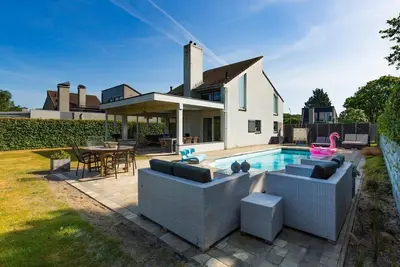 Image de Experience the best of beach life at Haringvliet 21. Enjoy on the terrace, in the pool, or on one of the lounge sofas.