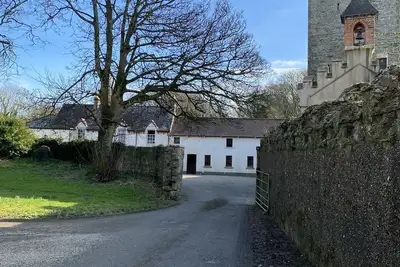 Image de Coach house sleeping 8 in historic yard near gorgeous beaches.
