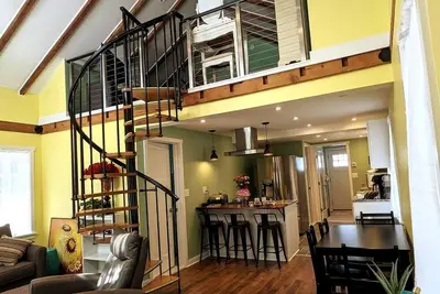 Image de Walkable Elmwood Cottage, No Chores 4Bath 4br 4Car