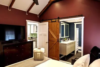 Image de Walkable Elmwood Cottage, No Chores 2Bath 2br 1Car