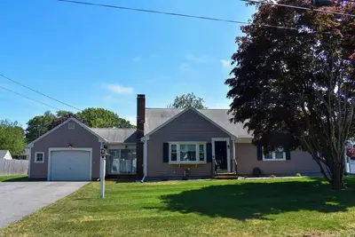 Image de Immaculate three bedroom with beachy decor!