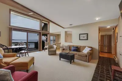 Image de Waterfront Condo on Lake Charlevoix | Sleeps 10 | Walkable to Downtown Boyne