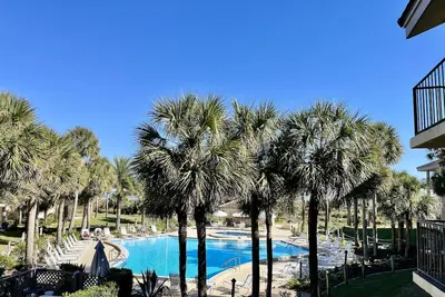 Image de Beautiful renovated condo overlooking the pool with a view of the ocean!