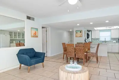 Image de 2br Sleeps 6 Beachfront Condo Poolfront Bbq Steps to Beach, the Pier and Dining
