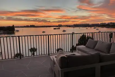 Image de Luxury Penthouse, Fully Upgraded & Modern, Sunset Heaven: The Getaway Pad!