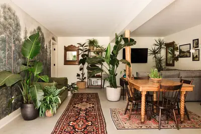 Image de 1960's Dairy Barn with renovated 2 Bedroom apartment in Candler with WiFi, Ac.