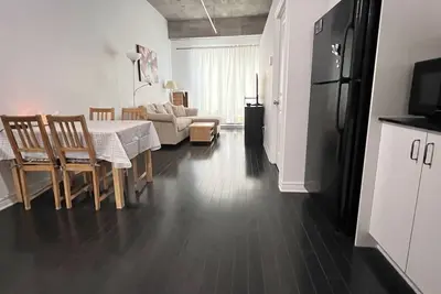 Image de Morden 2 Bedrooms condo in very heart of Montreal downtown