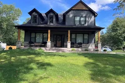 Image de Home across the street from Lake Beulah in East Troy, Wi. Boat rental available
