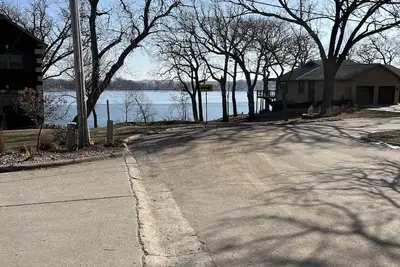 Image de Spacious 5-bedroom house with dock access in welcoming Spirit Lake