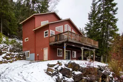 Image de Dog-friendly home with water views, deck, grill, wood stove, & private W/D