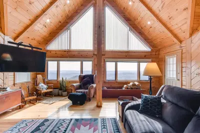 Image de Spacious Howard Cabin w\/ Wraparound Deck & Views!