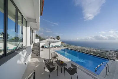 Image de A balcony over Funchal and sea | Monte White House