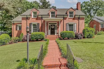 Image de The Saban of Sherwood with a Pool located 0. 9 miles from Bryant Denny Stadium