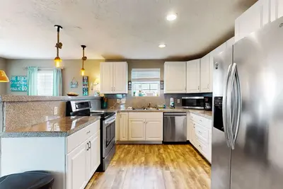 Image de Cheerful beach stay with picnic table, expansive deck, smart TVs, W\/D, & Ac