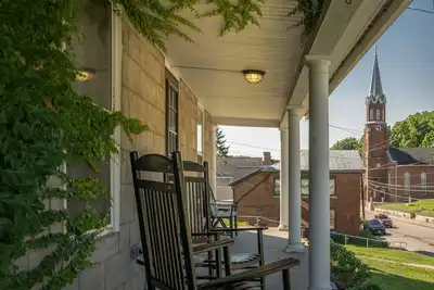 Image de 10 Min Walk to Main St. , Updated 1840s Historic Home, Stocked Kitchen, W/D,