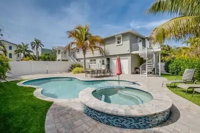 Image de Steps to the Beach - Bean Point Residence by SeaBreeze Vacation