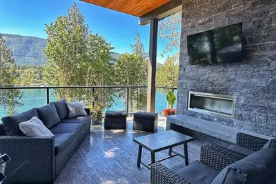 Image de The Haven - Spacious Lakeview Getaway with Hot Tub, Sauna & Beach Access