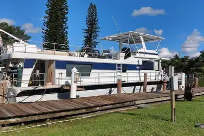 Image de 62' Yacht M/V Possibilities on wide Private Canal by RedAwning