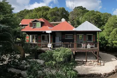 Sugar Mountain Cottage. The center of Antigua’s Rainforest. 7mins from beaches.