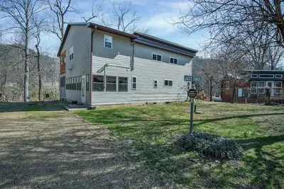 Image de Home located on the river, perfect for enjoying a evening on the deck grilling.