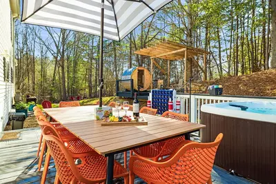 Image de 20% discount! Outdoor Movie-Sauna-Hot Tub-Arcades!