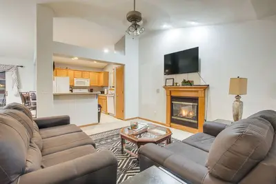 Image de North Liberty Home ~ 11 Mi to University of Iowa!