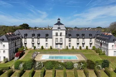 Appartement lumineux dans château, piscine, balades. 4, 5km de l'Ile aux Moines.