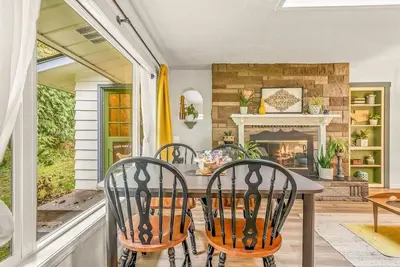 Image de Colorful Eclectic Cottage for Two - Unique Northwest Vacation Rentals