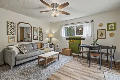 Image de New! Colorful and Fun Getaway for Four - Unique Northwest Vacation Rentals