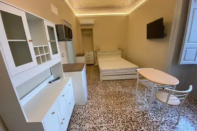 Studio apartment on Plebiscito Street with kitchenette and balcony on the courtyard