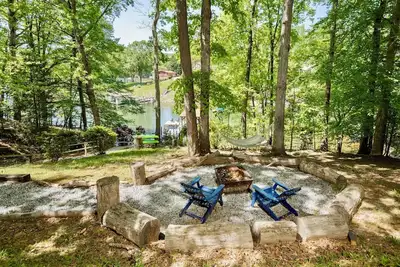 Image de Top Water Perch- Lake Norman, Waterfront, Private Dock, Fire Pit, Kayaks, Sleeps 8