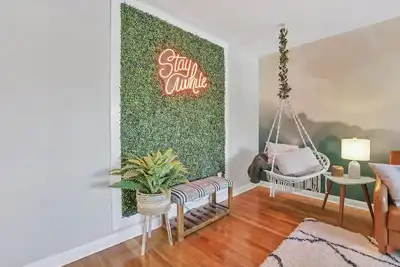 Image de Near Downtown Home, Dogs allowed, Easy Private Parking, Big Yard, Patio,