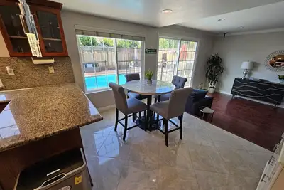 Image de Cozy and spacious home with a private pool and easy access to parks and trails!