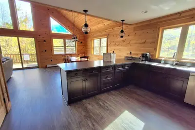 Image de Gorgeous dog-friendly cabin with great view, deck, hot tub, & gas fireplace