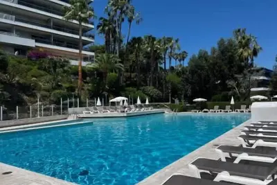 Image de Plein sud dans un écrin de verdure avec piscine