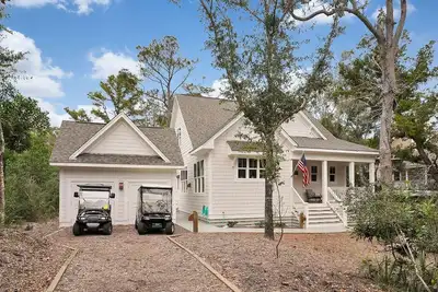 Image de 205 Muscadine Wynd - Beautiful 4 bedroom, 3. 5 bath coastal cottage!