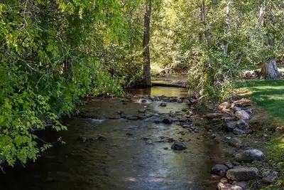 Image de Bear Lake Streamside 3-bedroom home, sleeps 12, camping allowed, 1 acre, Max 40