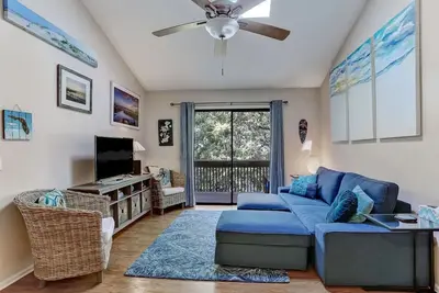 Image de \"Beautiful two-bedroom condo just steps away from the beach. \"