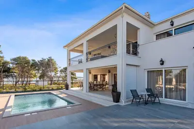 Image de Villa avec de superbes installations, vue sur la mer, piscine et jacuzzi