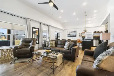 Image de Labor Day Open, Free Tickets, New Lakehouse, Close to Branson, Modern Kitchen, High End Furnishings