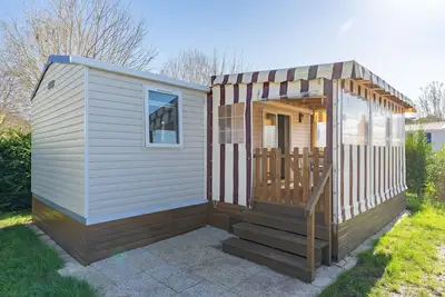 Image de Mobile Home \"Camping Les Charmettes\" avec terrasse partagée et jardin privé