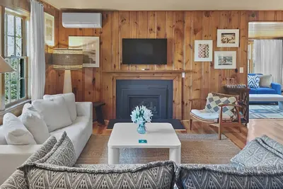 Image de New! Two Bedroom, One Bath Near Beach With Sunroom