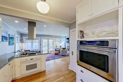 Image de Three-story craftsman with Space Needle views, enclosed yard, pond, & grill