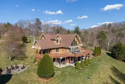 Image de Hidden Heaven - 4 bedroom with stunning mountain view, hot tub, and pet friendly