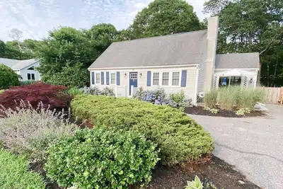 Image de Fully renovated 4-bedroom in private community with pool & close to beach