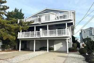 Image de 9 65th Street, Unit:East