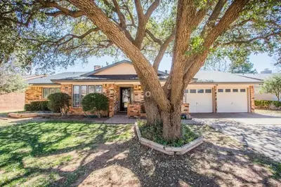 Image de 3br 2ba HotTub firepit & Game room Quiet Neighborhood near shopping Entire house