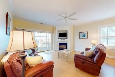 Image de Spacious condo with marina & Intercoastal views, screened-in balconies, W/D & Ac