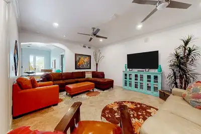 Image de Sunlit & spacious retreat with furnished lanai & game room - near beaches & golf