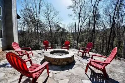 Image de Adorable contemporary cabin with private hot tub, washer/dryer, Ac, & firepit